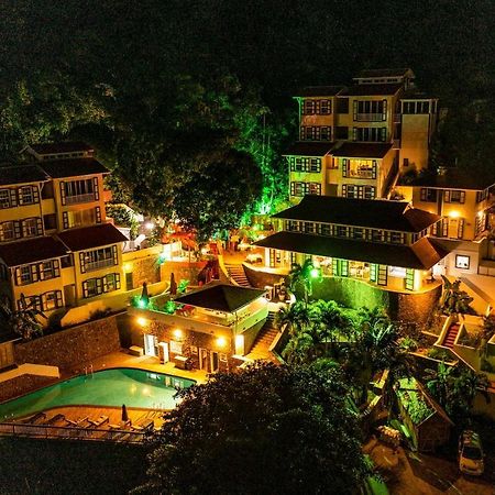 Queen'S Hotel, Bar & Kitchen SAB Екстериор снимка