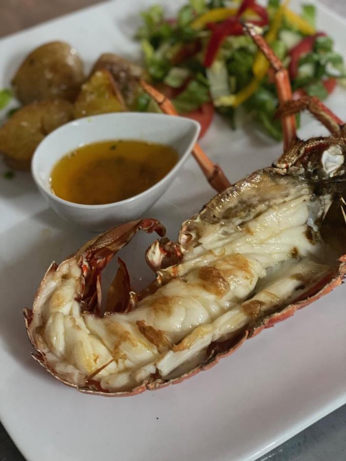 Queen'S Hotel, Bar & Kitchen SAB Екстериор снимка