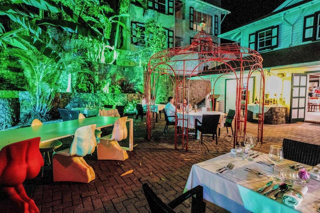 Queen'S Hotel, Bar & Kitchen SAB Екстериор снимка
