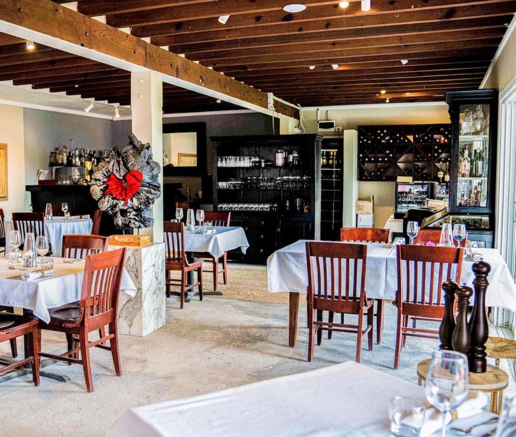 Queen'S Hotel, Bar & Kitchen SAB Екстериор снимка
